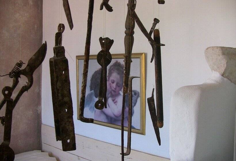 شقة غرفة واحدة, Anthippi