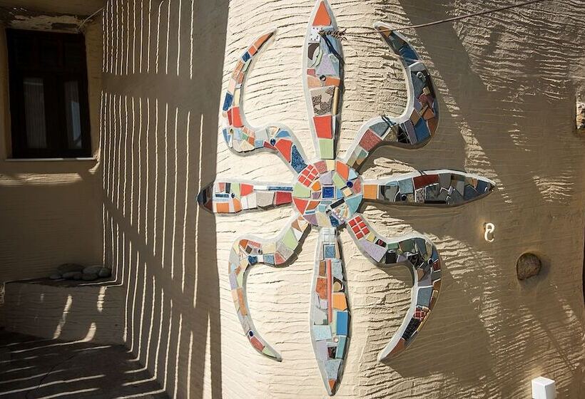 شقة غرفة واحدة, Anthippi