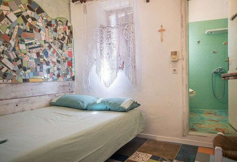 شقة غرفة واحدة, Anthippi