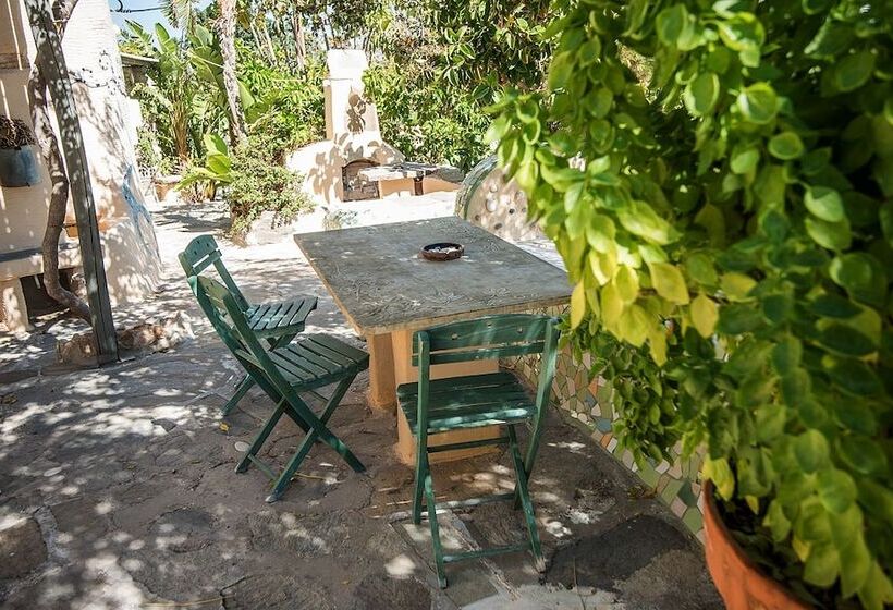 شقة غرفة واحدة, Anthippi