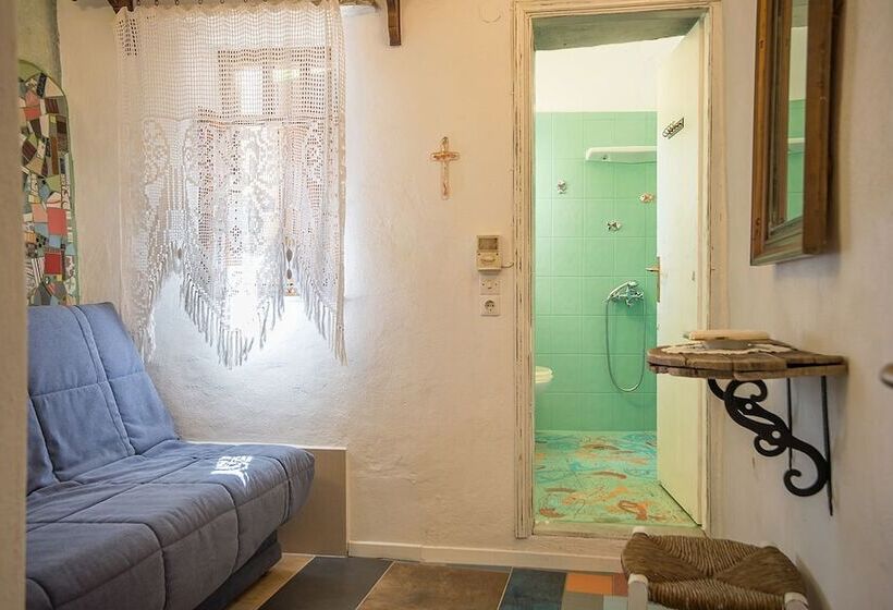 شقة غرفة واحدة, Anthippi