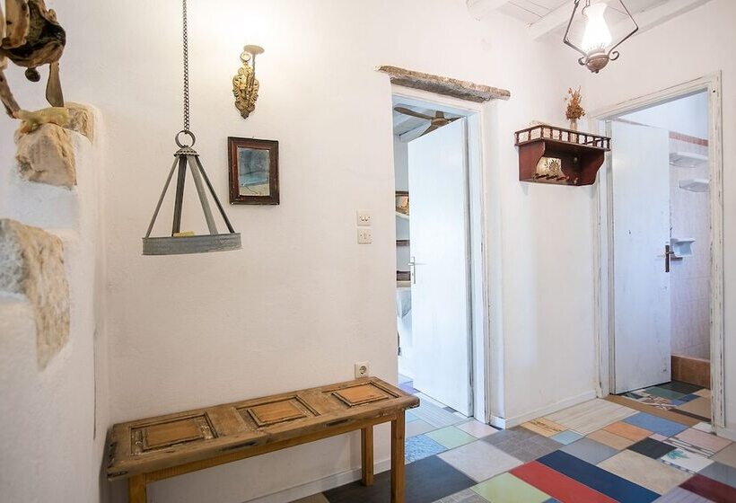 شقة غرفة واحدة, Anthippi