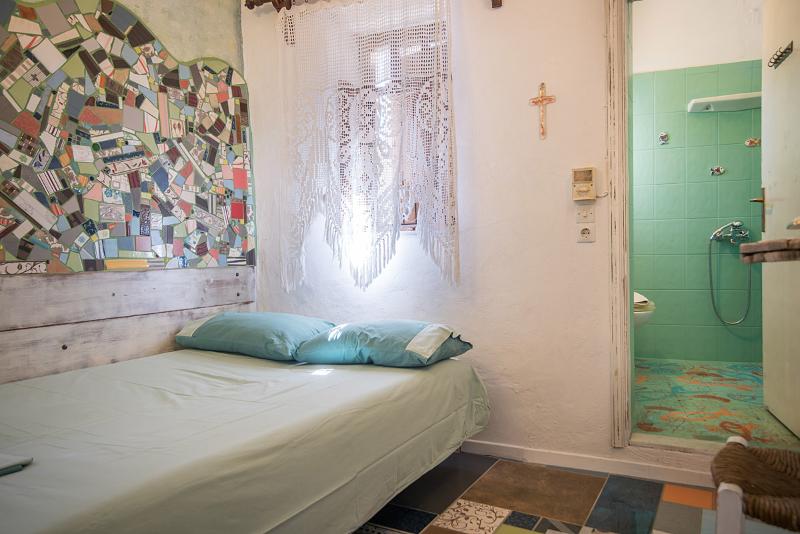 شقة غرفتين, Anthippi