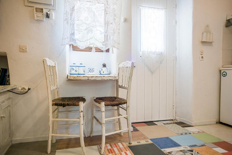 شقة غرفتين, Anthippi