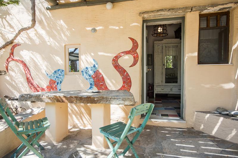 شقة غرفتين, Anthippi