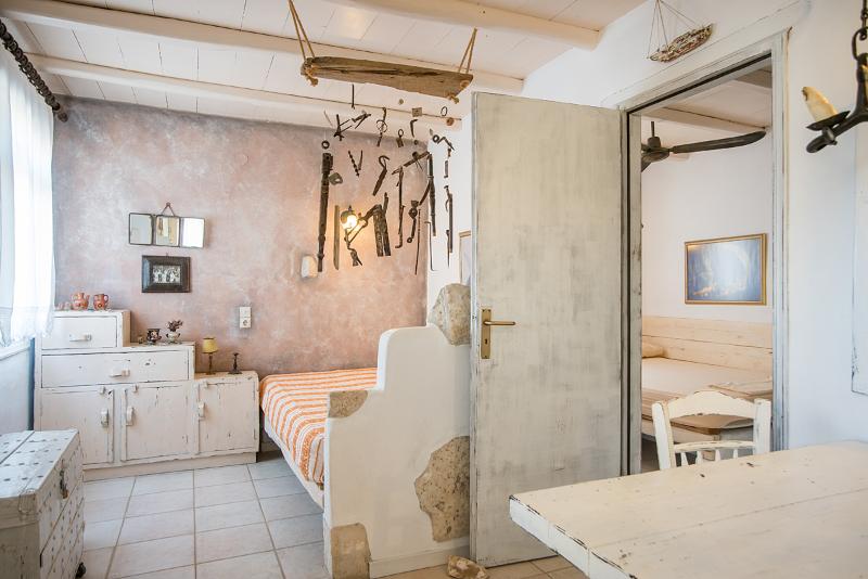 شقة غرفتين, Anthippi