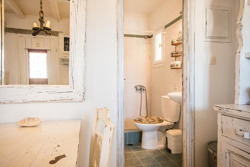 شقة غرفتين, Anthippi