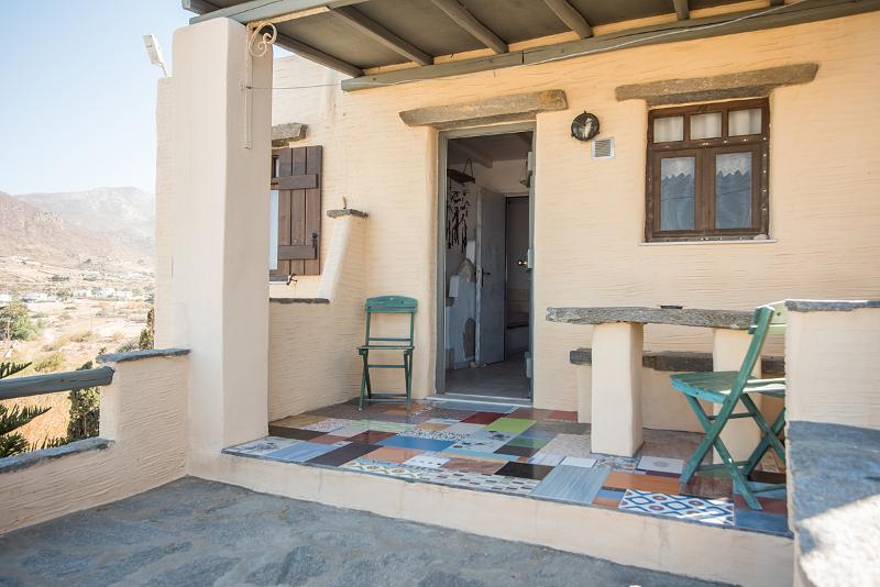 شقة غرفتين, Anthippi