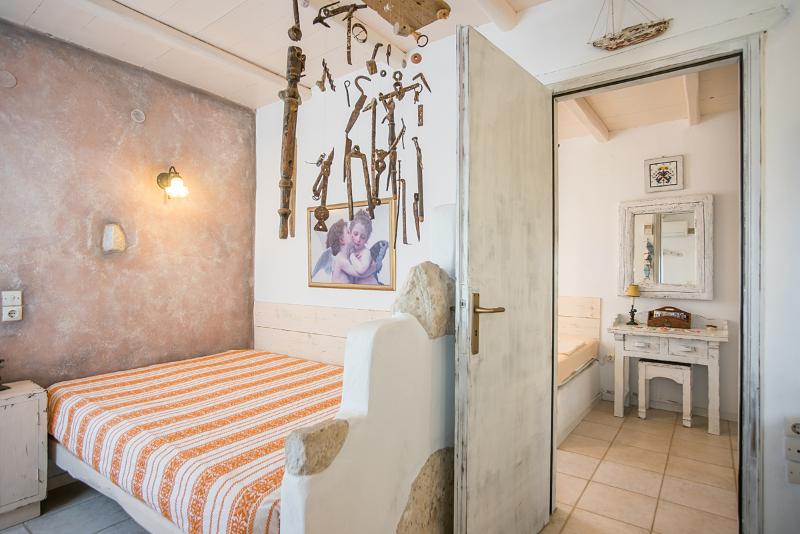 شقة غرفتين, Anthippi