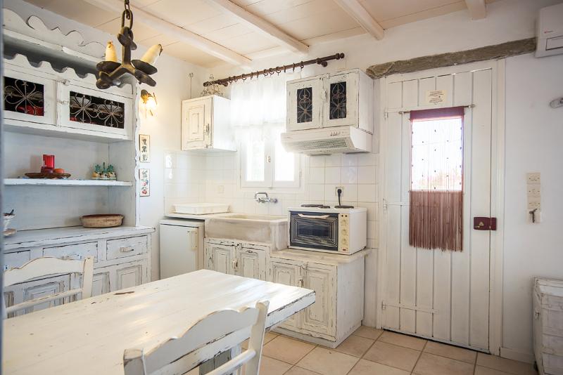 شقة غرفتين, Anthippi