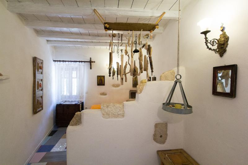 شقة غرفتين, Anthippi