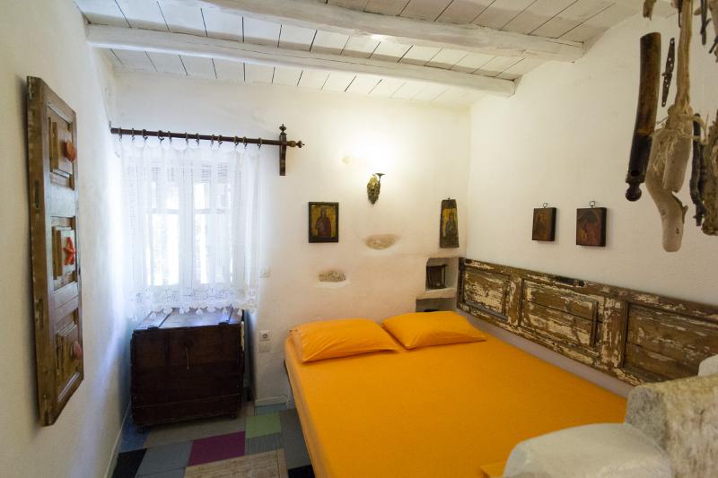 شقة غرفتين, Anthippi