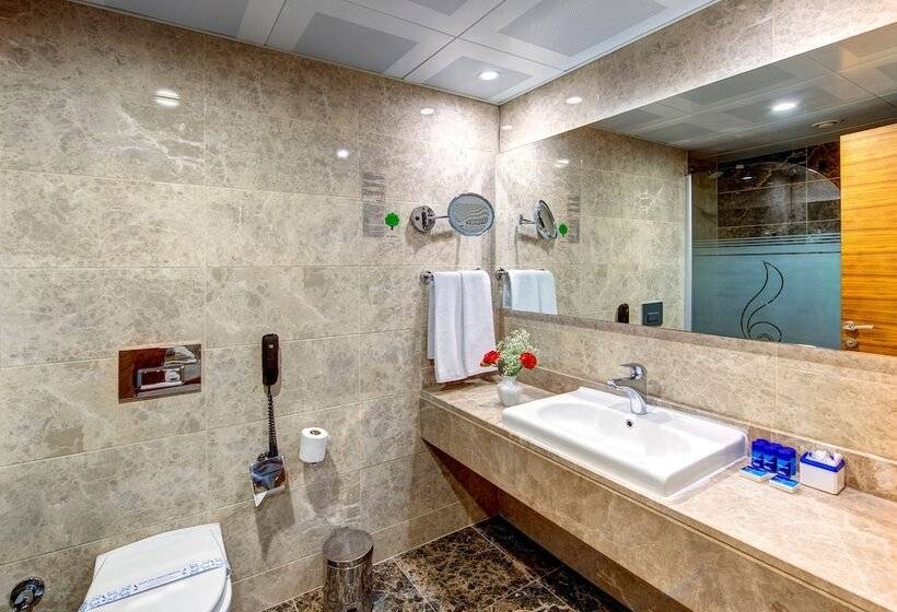 标准三人间, Bera Konya