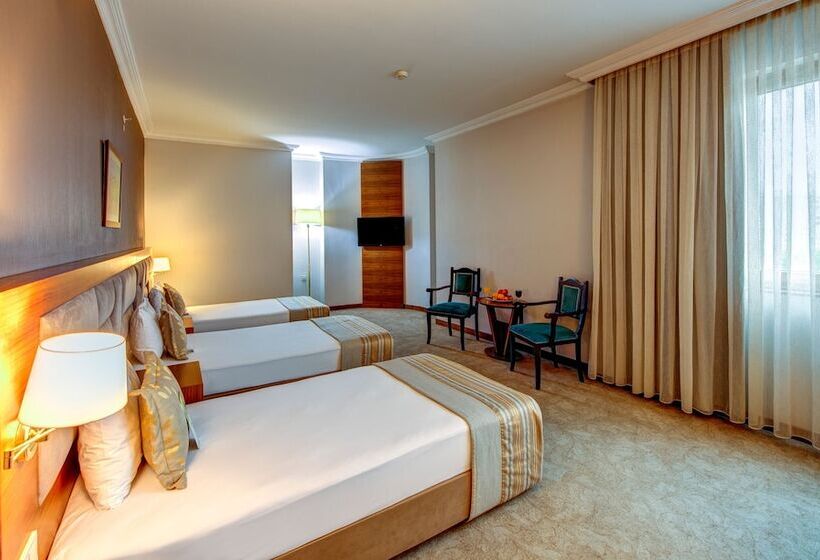 标准三人间, Bera Konya