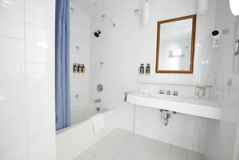 标准三人间, Bera Konya