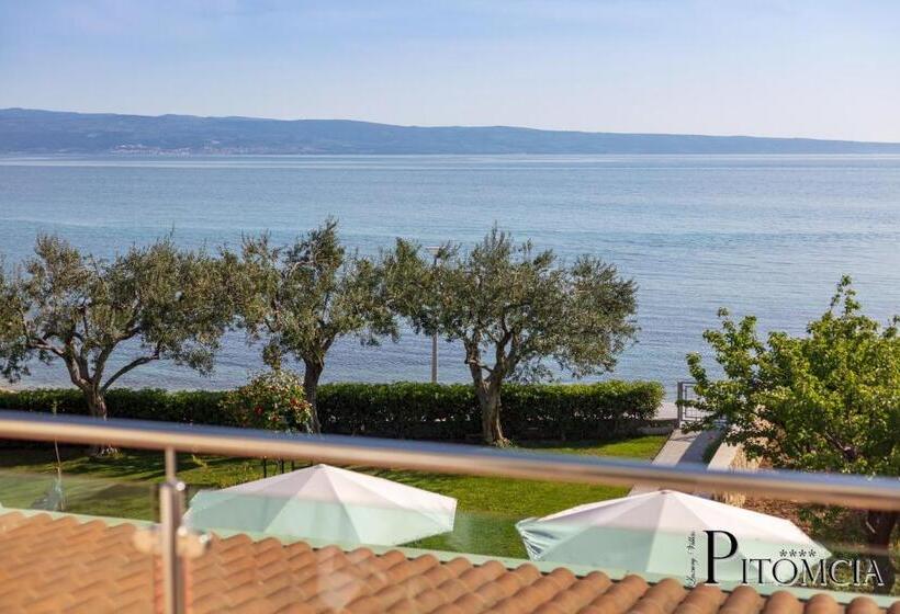オーシャンビュースタンダードルームテラス付き, Villa Pitomcia
