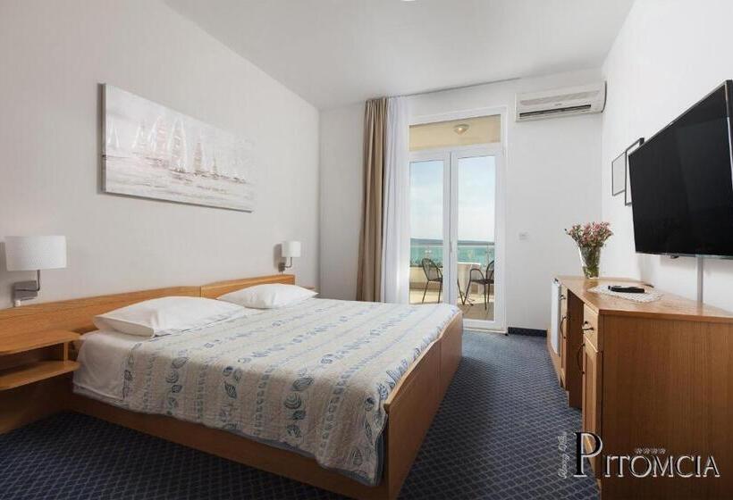 オーシャンビュースタンダードルームテラス付き, Villa Pitomcia