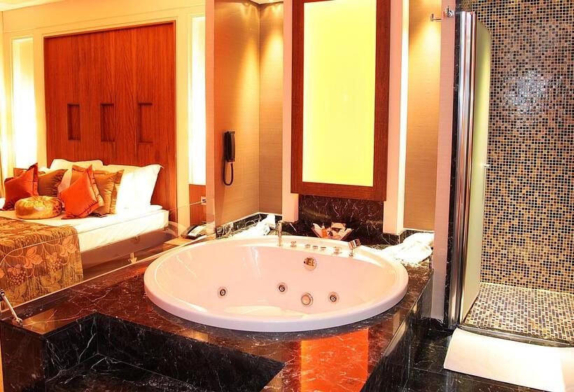 Люкс, Cratos Premium Hotel Casino & Spa