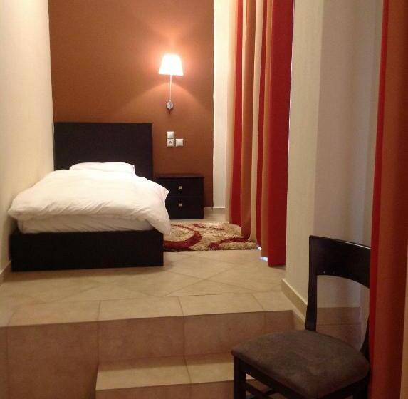 חדר סופריור לשלושה, Meteoritis