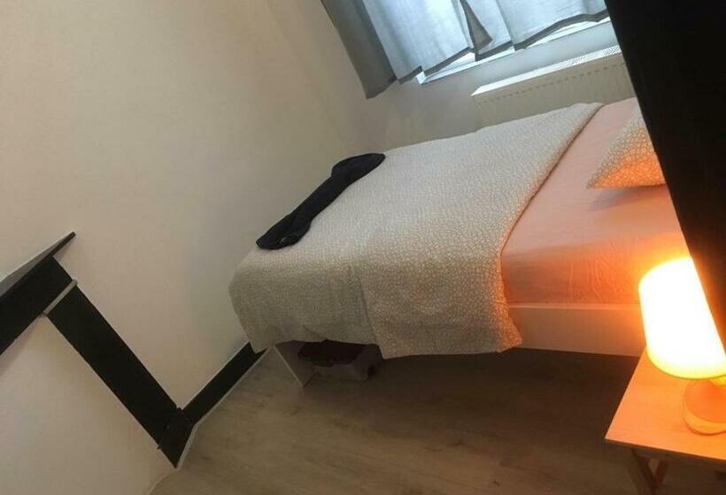 اتاق استاندارد یک تخته با سرویس بهداشتی مشترک, Leonard Room