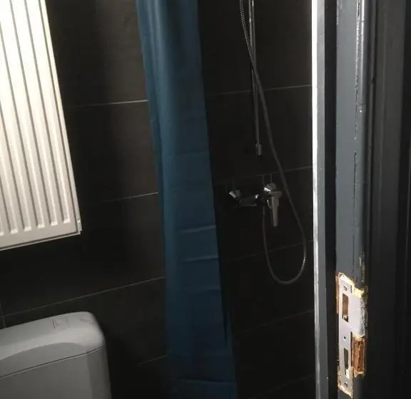 Camera Standard Bagno Condiviso, Leonard Room