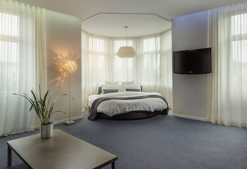 جناح جونيور, Cubo