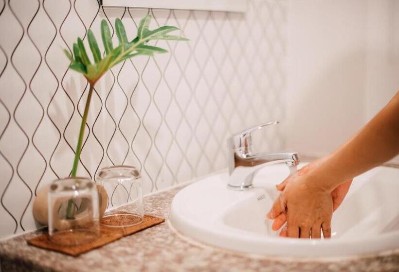 디럭스 트리플 룸, Harvest House