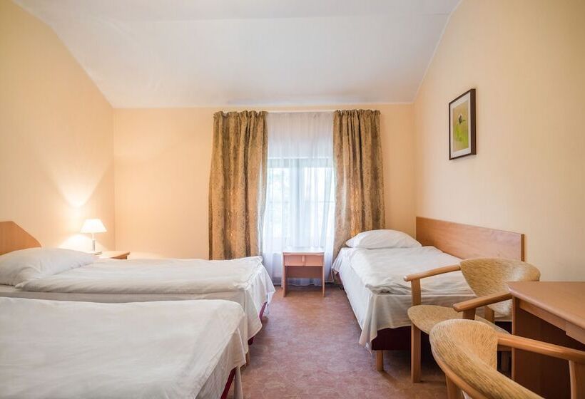 标准三人间, Karczyce