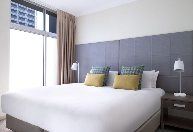 דירת חדר, Mantra On Mary