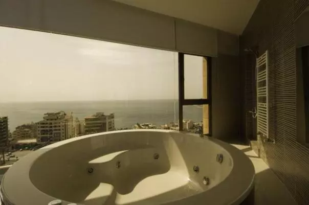 سوئیت جونیور با ماساژ آبی, Sunrise