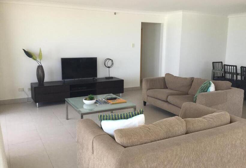 Superior 2-bedroom flat with a view, Surfers Aquarius On The Beach