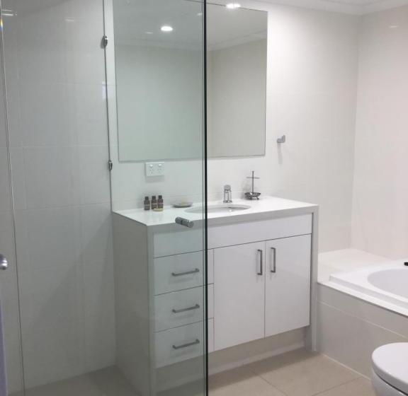 Superior 2-bedroom flat with a view, Surfers Aquarius On The Beach