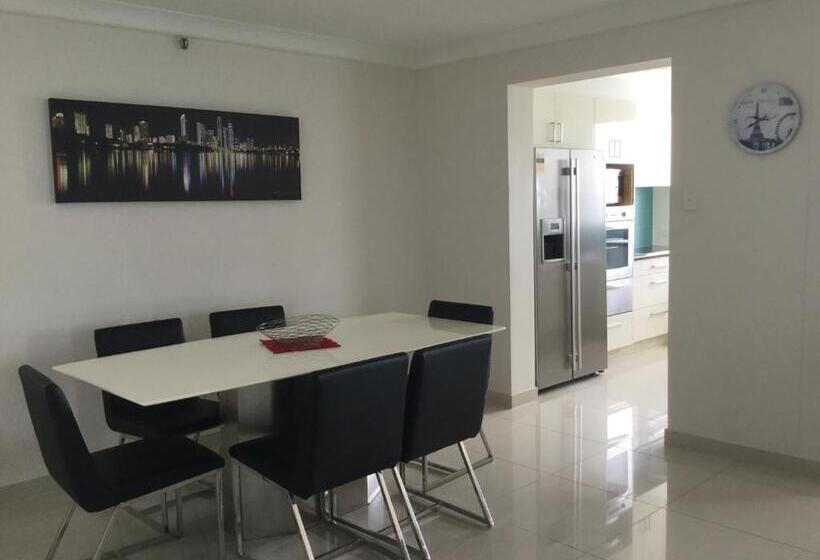 Superior 2-bedroom flat with a view, Surfers Aquarius On The Beach