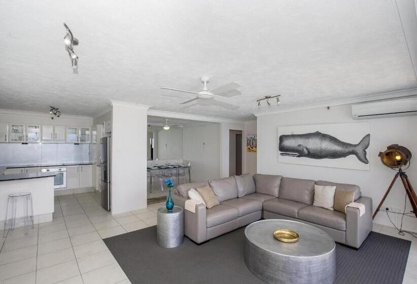 Superior 2-bedroom flat with a view, Surfers Aquarius On The Beach