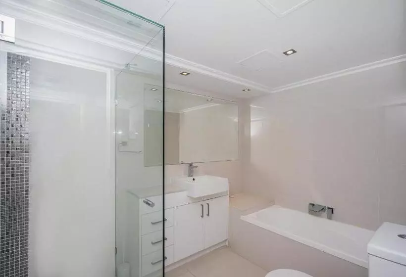 3 Bedroom Deluxe Apartment Sea View, Surfers Aquarius On The Beach