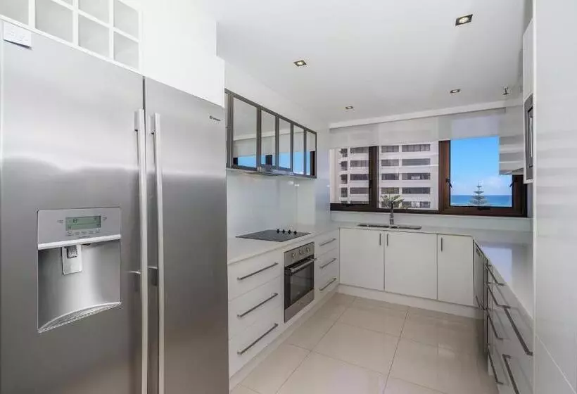 3 Bedroom Deluxe Apartment Sea View, Surfers Aquarius On The Beach