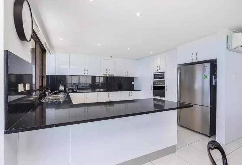 1 Bedroom Penthouse Apartment, Surfers Aquarius On The Beach