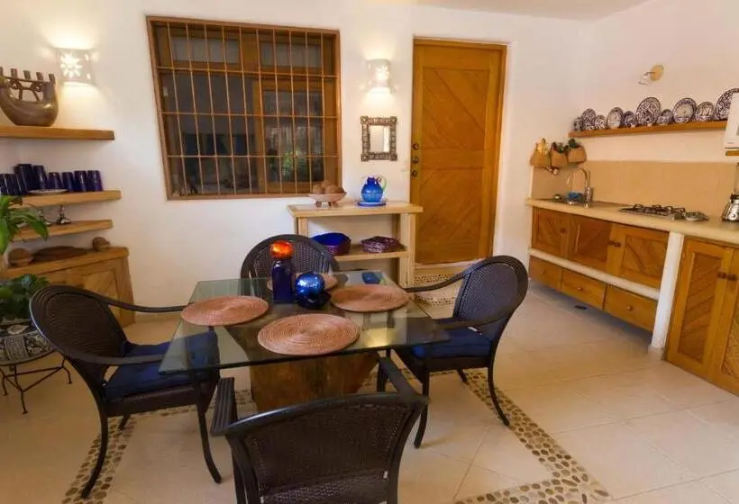 اتاق استاندارد با چشم‌انداز استخر, Villas Naomi