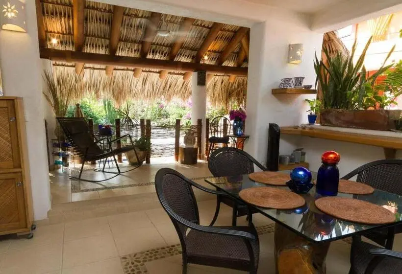 اتاق استاندارد با چشم‌انداز استخر, Villas Naomi