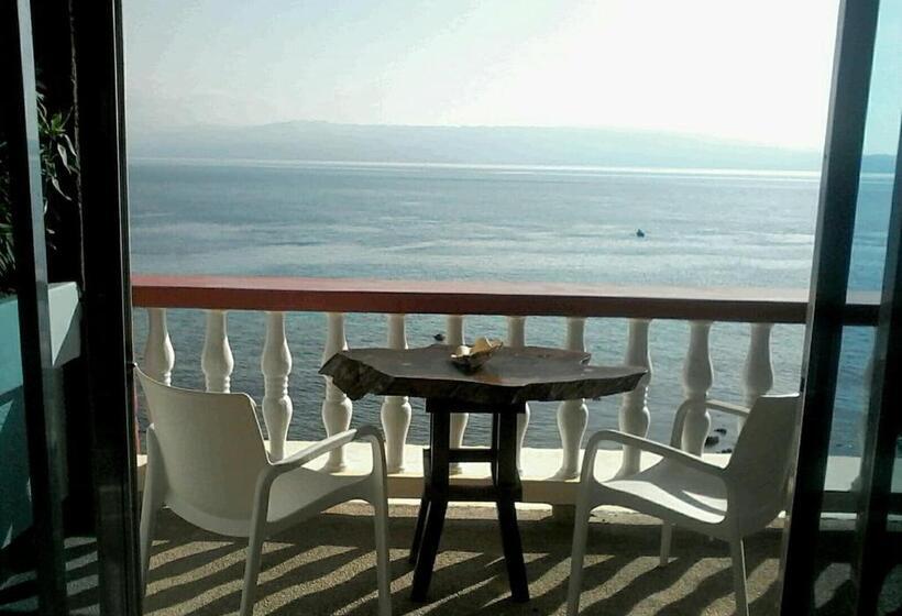 اتاق استاندارد با بالکن و چشمانداز دریا, Wuthering Heights Bed & Breakfast By The Sea