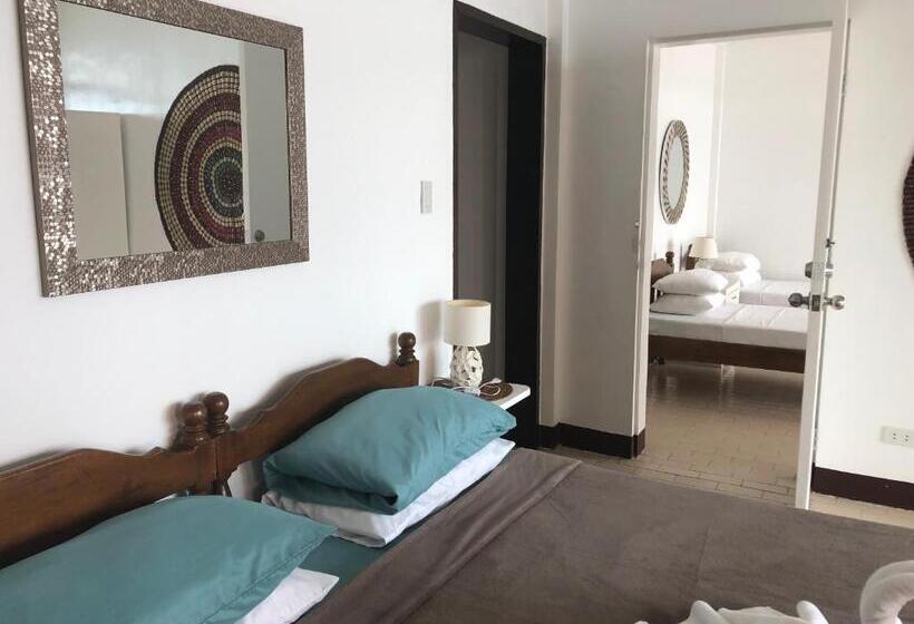 اتاق خانوادگی با چشمانداز دریا, Wuthering Heights Bed & Breakfast By The Sea