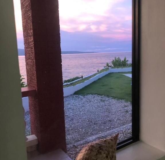 اتاق خانوادگی با چشمانداز دریا, Wuthering Heights Bed & Breakfast By The Sea