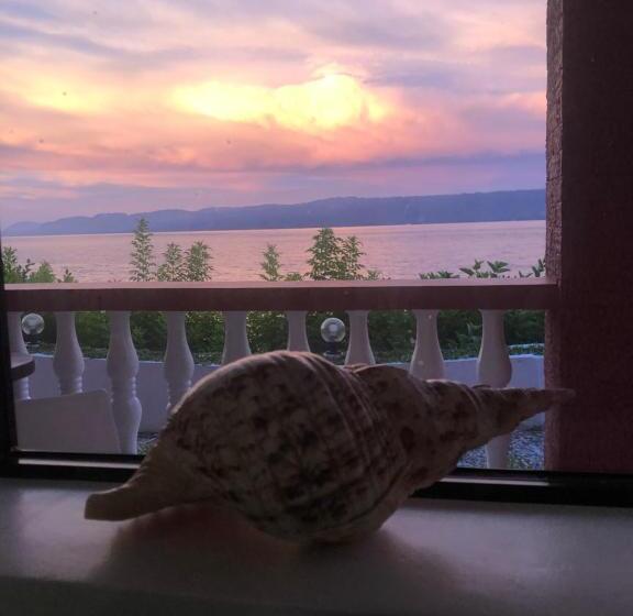 اتاق خانوادگی با چشمانداز دریا, Wuthering Heights Bed & Breakfast By The Sea