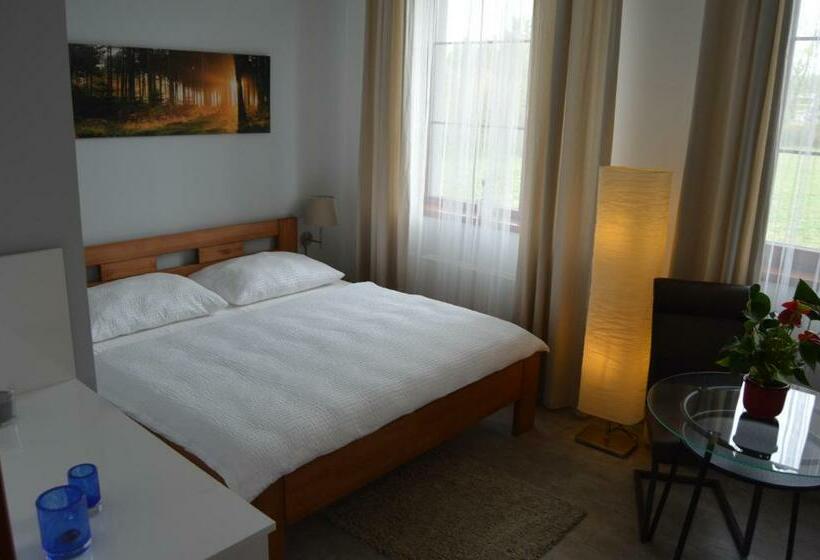 Трехместный Номер Стандарт Вид на Сад, Vila Lípa