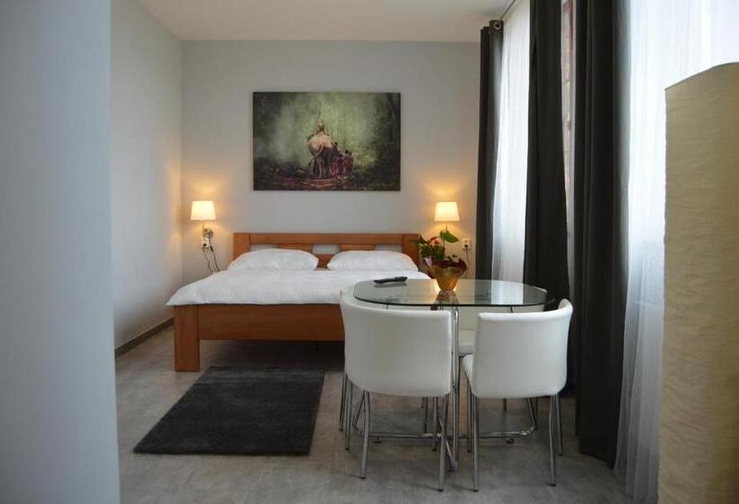 Четырехместный Номер Стандарт Вид на Сад, Vila Lípa