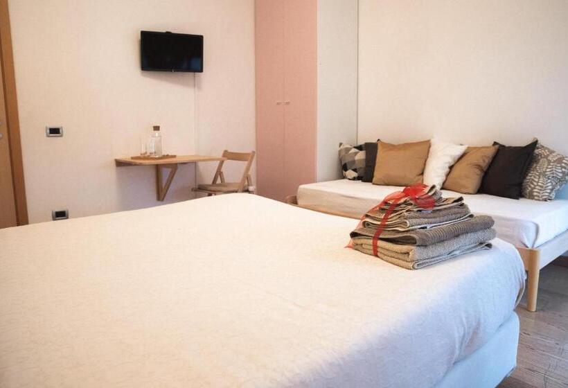 اتاق استاندارد سه تخته با بالکن, Accogliente Casa Livorno