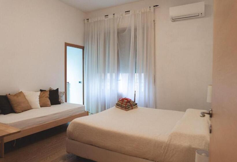 اتاق استاندارد سه تخته با بالکن, Accogliente Casa Livorno