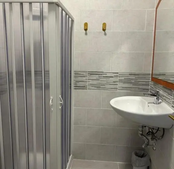 اتاق راحتی سه تخته, Le Rève Apartment
