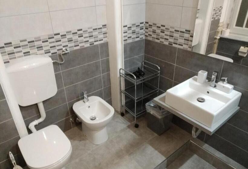 Standaardkamer met externe badkamer, Nik Rooms