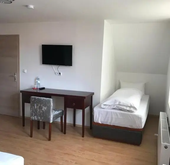 اتاق ساده سه‌ نفره, Ostsee Hotel Travemünde